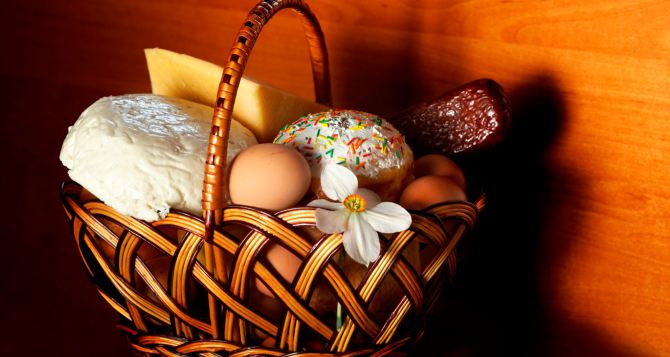 Цены на яйца и пасхальные куличи в Луганске