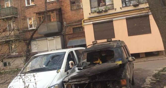 В центре Харькова сгорел камуфлированный джип с украинской символикой
