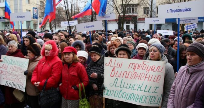 В ЛНР собрали 16 тысяч подписей против экономической блокады и передали их представителю ООН