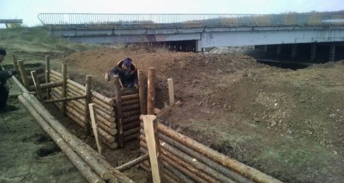 На выезде из Харькова началось строительство оборонных сооружений