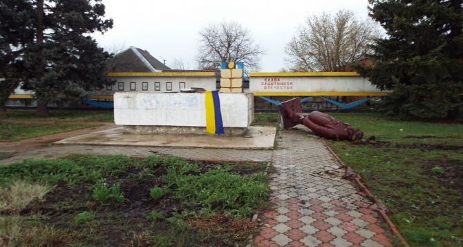 В Станице Луганской упал памятник Ленину (фото)