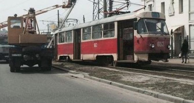 В Харькове трамвай сошел с рельсов и сбил фонарный столб