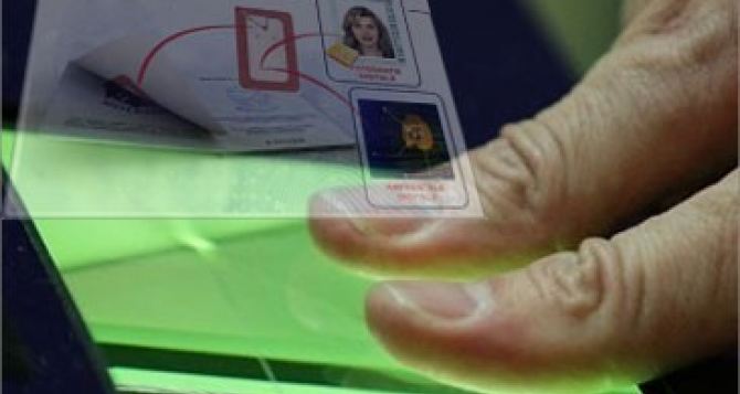 С конца июня украинцы будут сдавать отпечатки пальцев на шенгенскую визу