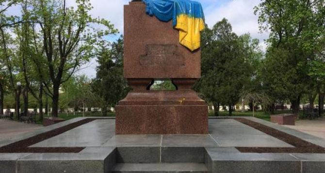 Милиция Харькова разыскивает тех, кто покрасил «Вечный огонь» в желто-голубой цвет
