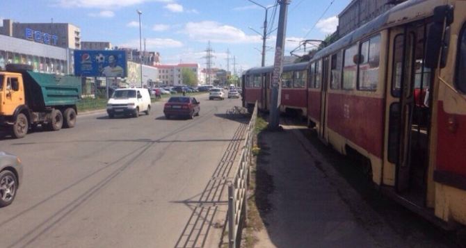 В Харькове с рельсов сошел трамвай