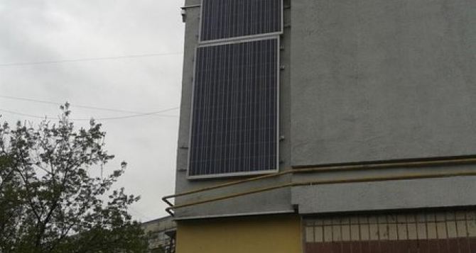 Фотофакт: в Луганске устанавливают солнечные батареи