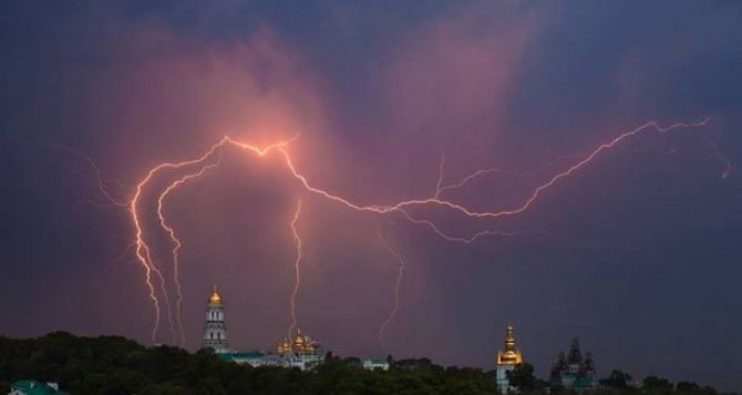 Синоптики объявили штормовое предупреждение в Луганске