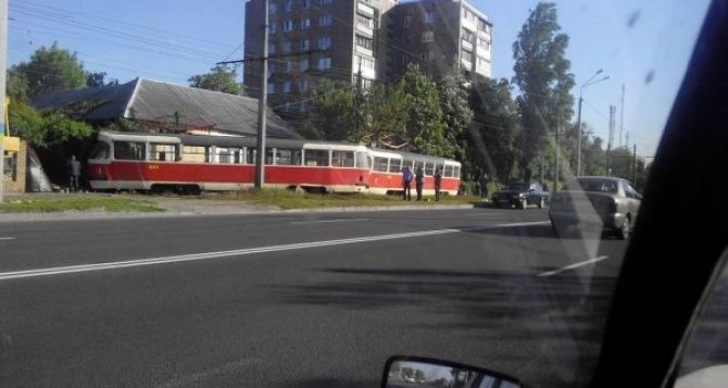 В Харькове трамвай сошел с рельсов и врезался в жилой дом