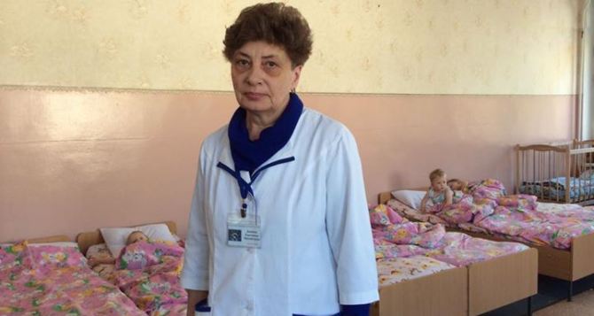 Луганский врач получила орден княгини Ольги за то, что вывезла малышей детдома из-под обстрела