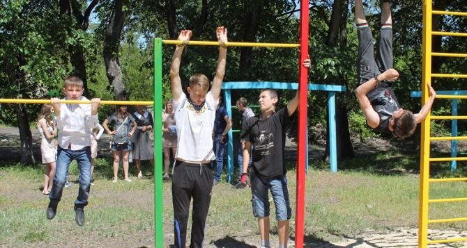 Угольщики Краснодона помогли обустроить детскую площадку