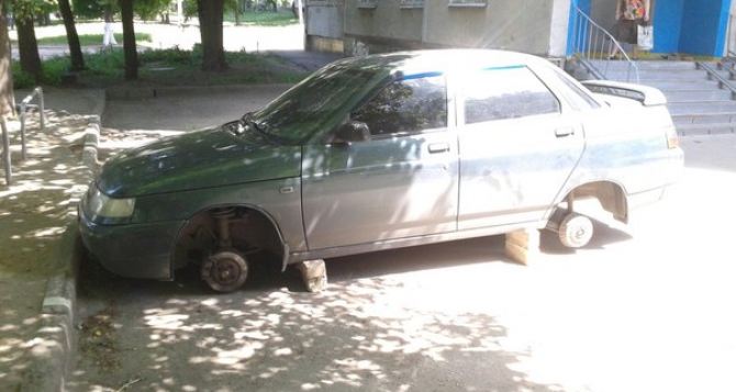 В Харькове активизировались автомобильные воры: по утрам владельцы обнаруживают свои машины без колес и аккумуляторов