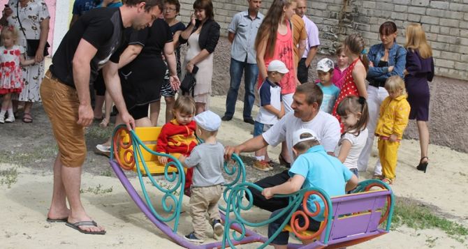 «Краснодонуголь» открыл новую игровую площадку для детей