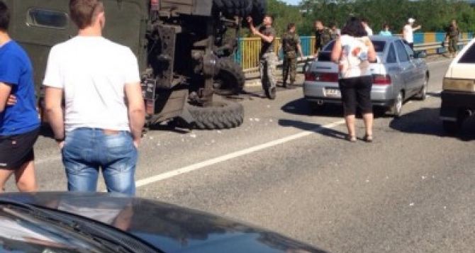 Под Харьковом перевернулся военный грузовик (ФОТО)