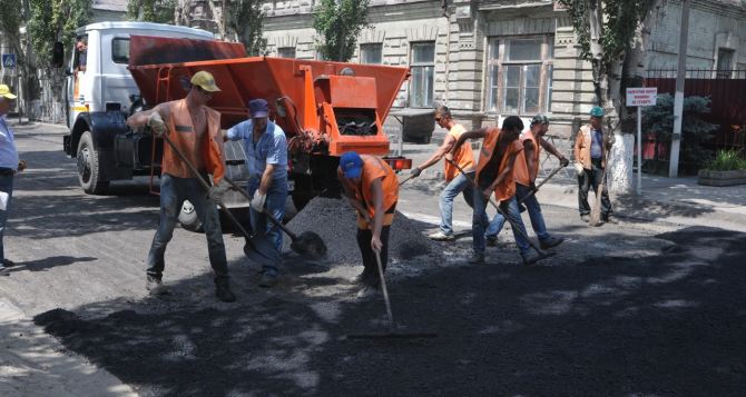 В Луганске ремонтируют центральные дороги