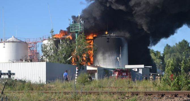 Под Киевом горят резервуары с топливом (фото, видео)
