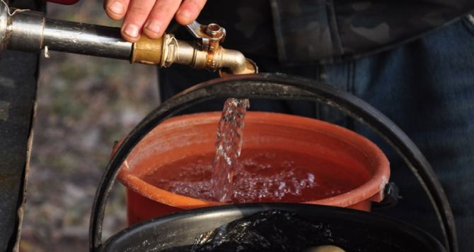 В Луганске соцработники доставляют воду людям с ограниченными возможностями
