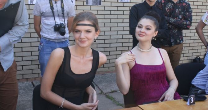 «Гангстеры на каникулах»: в Луганске отметили окончание учебного года (фото)