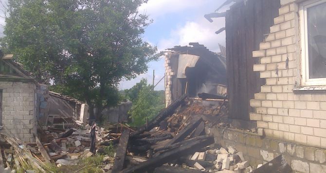 В Станице Луганской в результате прямых попаданий мин разрушены два дома (фото)