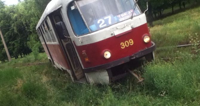 В Харькове сразу два трамвая слетели с рельсов
