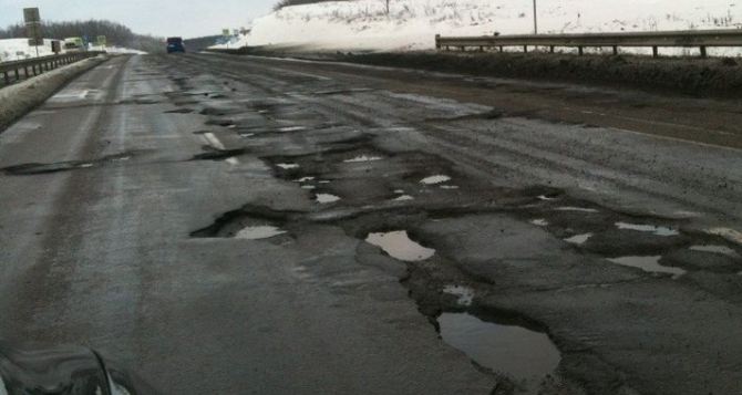 Проведение «ямочного» ремонта дорог в Украине под угрозой из-за несвоевременного финансирования. — «Укравтодор»