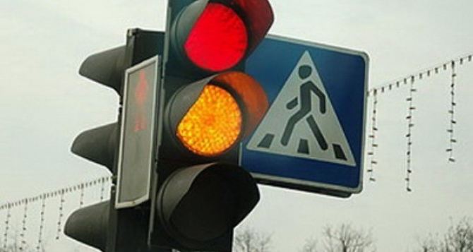 В Луганске красят пешеходные объекты и ремонтируют светофоры