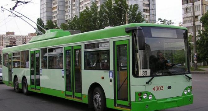 В Луганске на маршрутах работает 15 троллейбусов и 9 городских автобусов