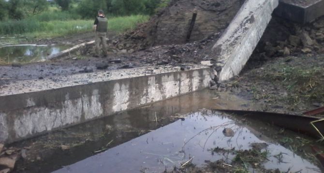 В Луганской области на месте взорванного моста установили понтонную переправу