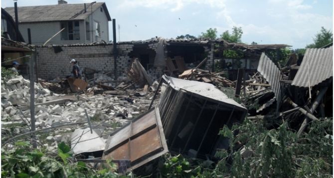Последствия обстрела села Боброво Попаснянского района (фото)