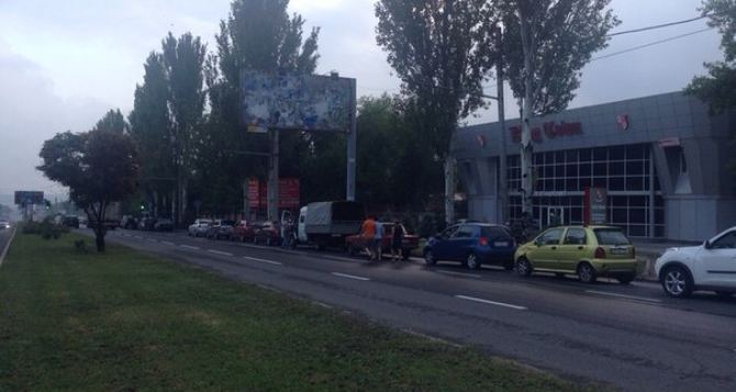 В Донецке огромные очереди из автомобилей за бензином (фото)