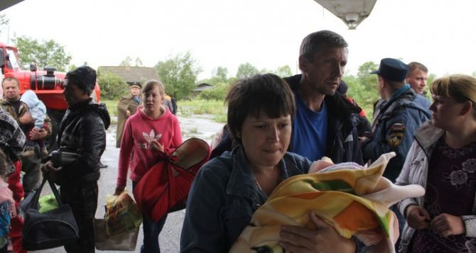 Число беженцев из Украины превысило 900 тысяч. Люди едут в Россию и Беларусь