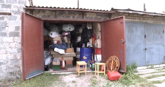 Полный гараж украденного: в Луганске поймали мародера (фото)