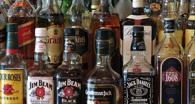В Луганской области 130 литров фальсифицированного алкоголя изъяли у жителя Алчевска