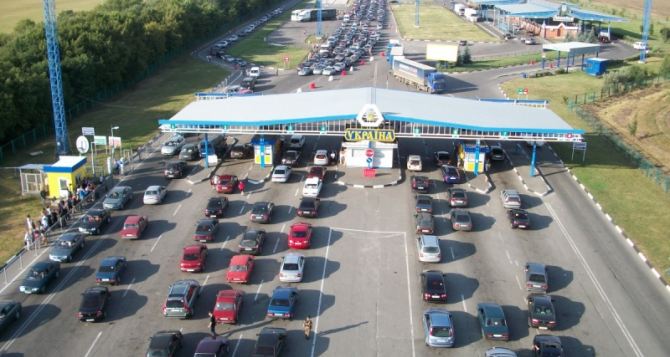 В Харьковской области в очередь на выезд из Украины собралось не меньше 100 машин