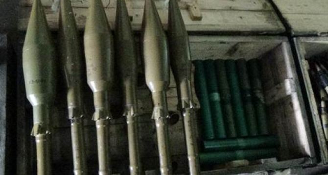 В районе Счастья в дачном доме обнаружили огромный арсенал оружия (фото, видео)