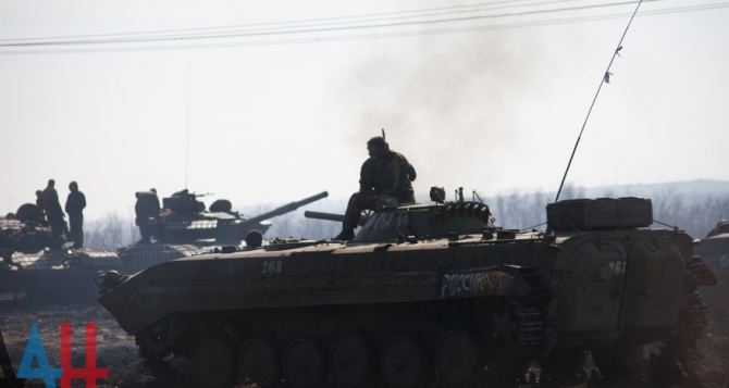 В самопровозглашенной ДНР отвели от линии соприкосновения 41 танк и 84 БМП