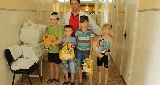 Луганская детская больница получила медикаменты и игрушки из Москвы (фото)