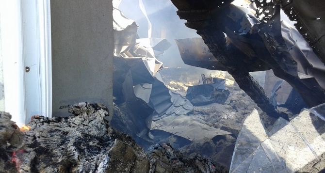 В Станице Луганской в результате обстрела сгорело три дома и машина (фото)
