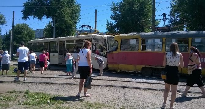 В Харькове лоб в лоб столкнулись трамваи