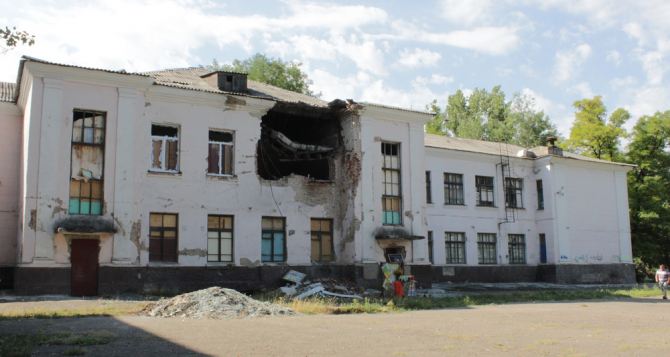 «Расстрелянное детство»: в школе №39 Луганска прошла молчаливая акция (фото)