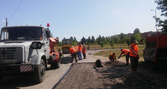 В Донецке ремонтируют внутриквартальные дороги (фото, видео)