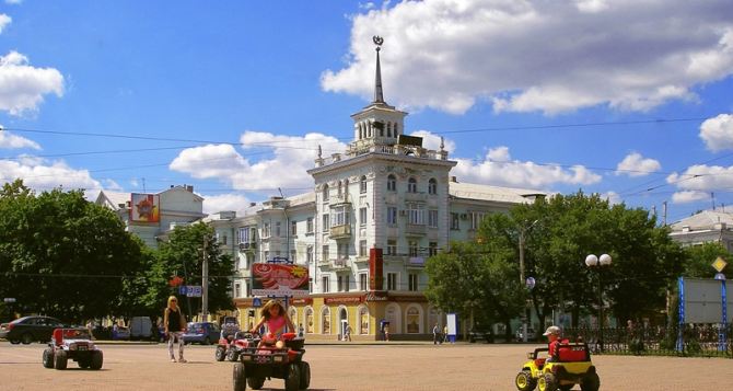 В центре Луганска ко Дню города отремонтируют цоколи зданий