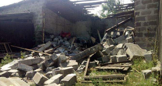В Красногоровке под обстрел попало здание сельского совета, школа и жилые дома (фото)