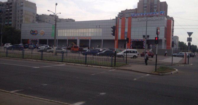 В Луганске открыли самый крупный супермаркет «Универсам» (видео)