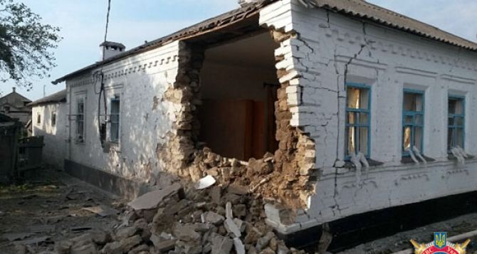 Последствия обстрела поселка Сартана в Мариуполе (фото)