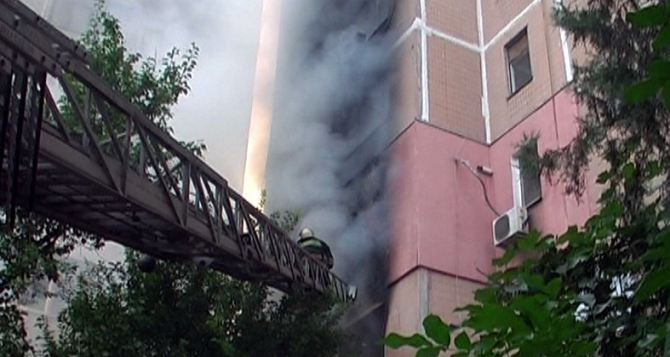 В Луганске произошел пожар в 9-этажном доме (фото)