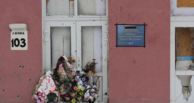 Возле школы №7 в Луганске прошла молчаливая акция в память о погибших жителях города (фото)