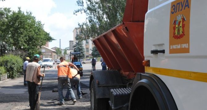 В Луганске ремонтируют дороги, используя асфальтобетон, щебень и брусчатку