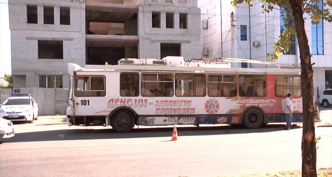 В Луганске автомобиль ОБСЕ столкнулся с троллейбусом (фото)