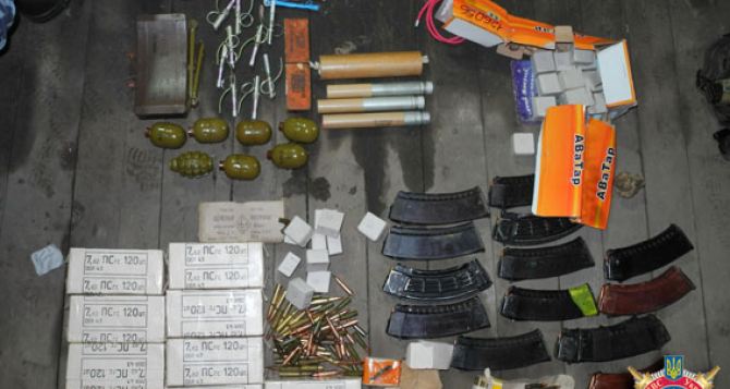 В Донецкой области обнаружили два склада с боеприпасами и взрывчаткой (фото)