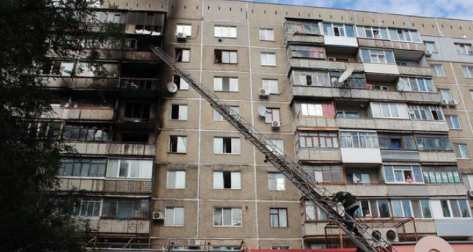 В Луганске произошел масштабный пожар в многоэтажке по улице Ватутина (фото)